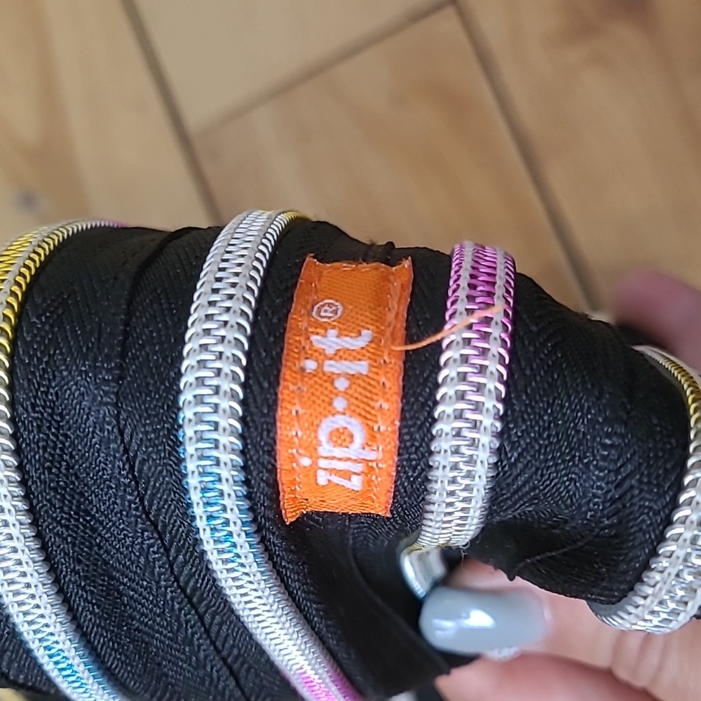 ZIP IT CROSSBODY BAG - Picture 2 of 4